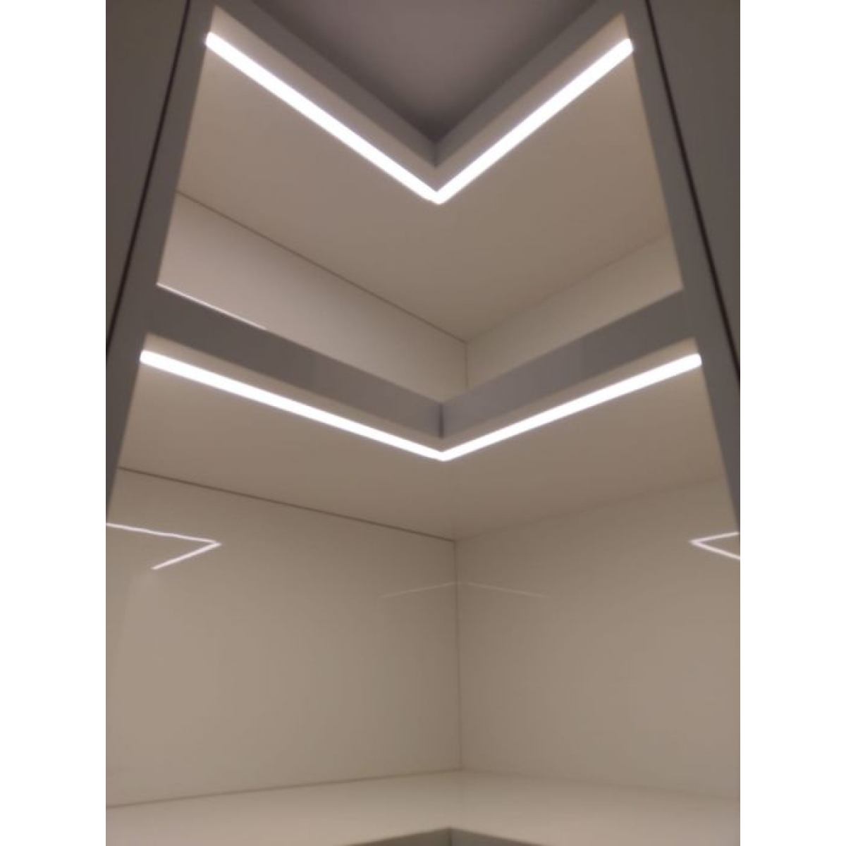 Lama La13 4K 嵌入式 LED 凹槽