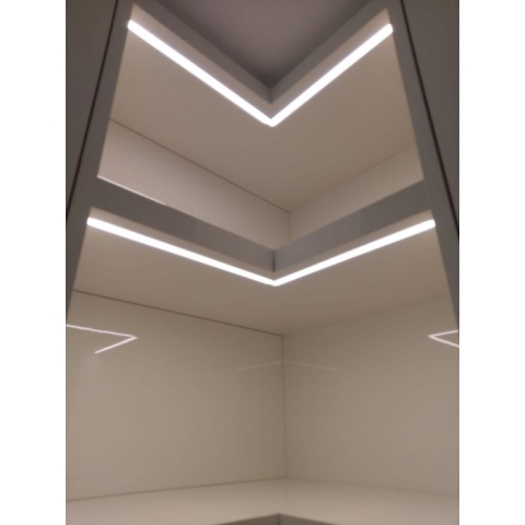 Lama La13 4K 嵌入式 LED 凹槽